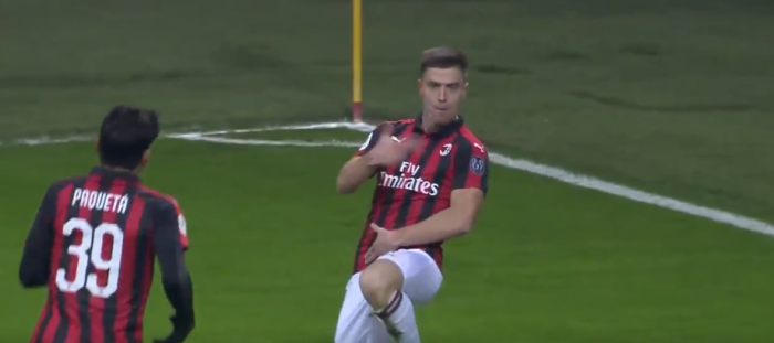 Krzysztof Piątek z golem. Znowu z karnego. Milan znowu z porażką